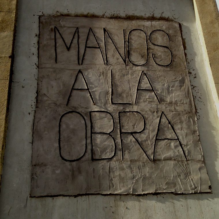 Street art in Spanish that says "get to work"