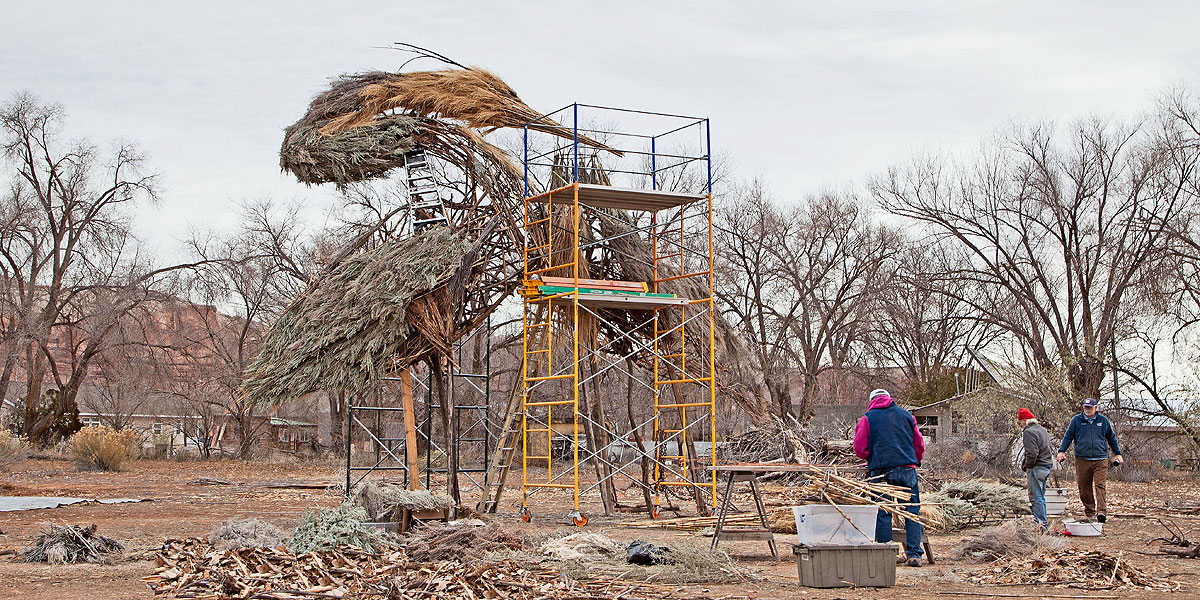 Blue heron sculpture in Bluff