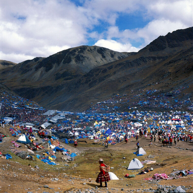 Pilgrims camping at the base of El Señor de Qoyllur Rit’i in 2006. Photo by Jorge Vera