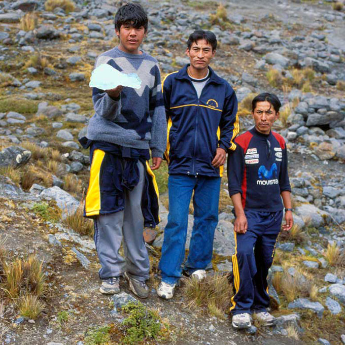 Pilgrims with glacier ice in 2006. Photo by Jorge Vera.