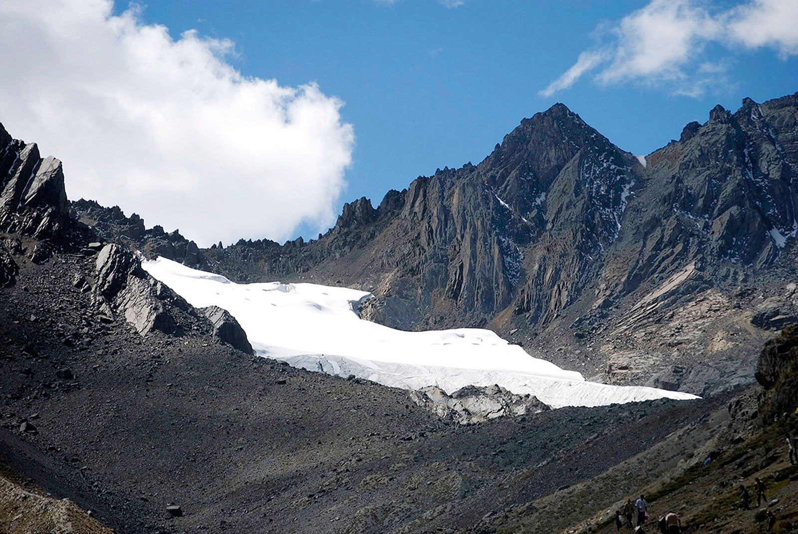 Qolqepunku Glacier recession, 2009. Photo by Jorge Vera.