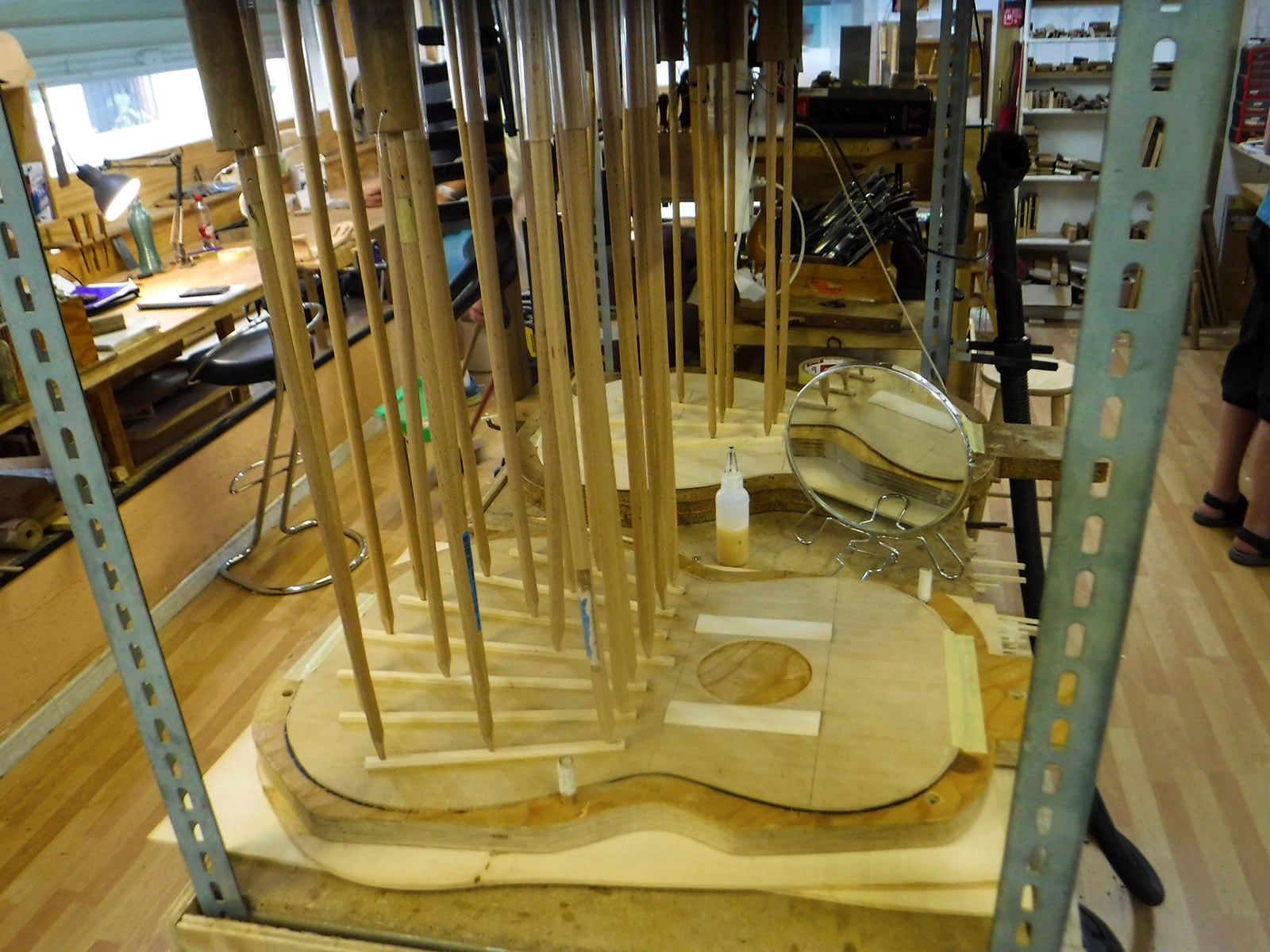 Setting the guitar's ribs